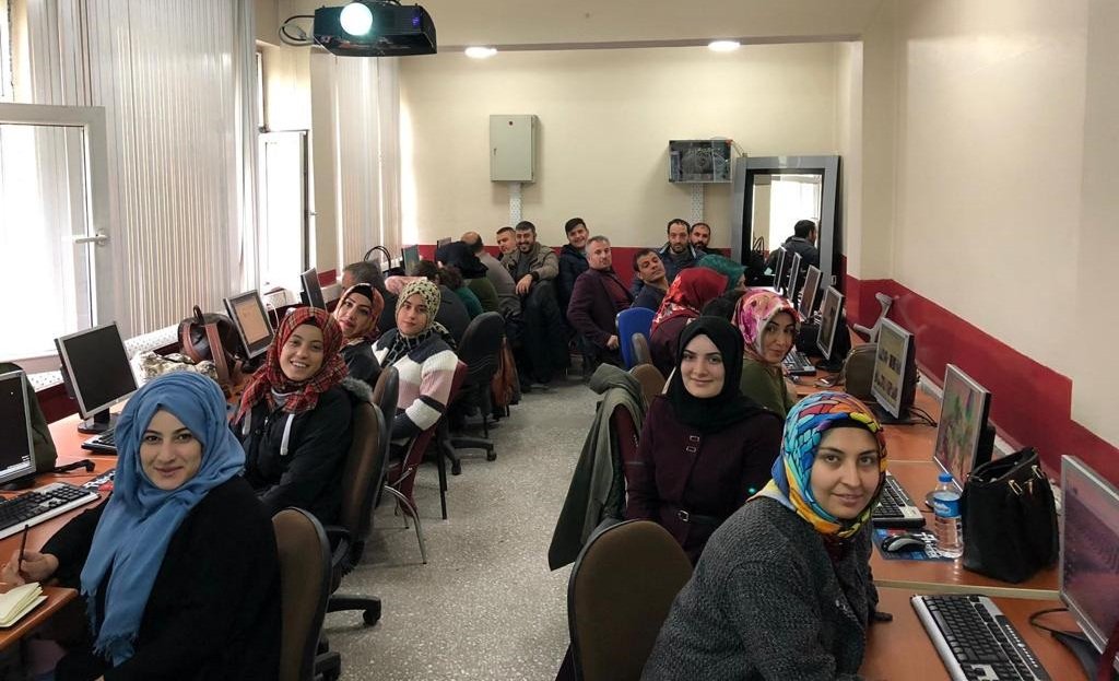 Tatvan Kaymakamımız Sayın Mehmet Ali Özkan, Halk Eğitimi Merkezi Müdürlüğümüzün 2018 yılı çalışmalarını değerlendirdi.
tatvanhem.meb.k12.tr/icerikler/halk…