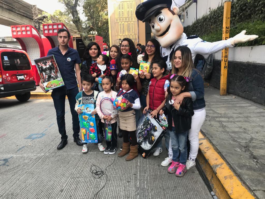 S_GrupoIPS's tweet photo. Juguetón 2019. UN REGALO UNA SONRISA.
Debemos hacer que nuestros niños tengan algo que contar y, para eso, por 6to año consecutivo regalamos miles de sonrisas, miles de nuevas historias.
#Juguetón2019 #OBSEQUIA #ObsequiaConIPS #BuenosMomentos #RegalaInstantes #FelizNavidad https://t.co/OEoirRkgJq