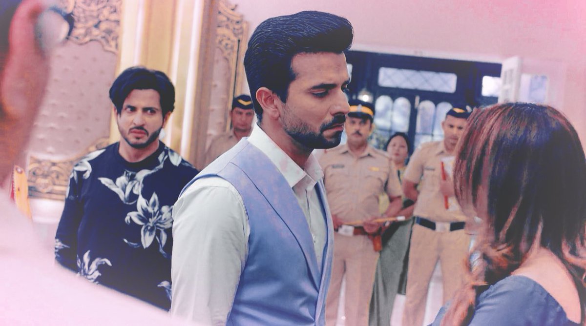 TeamDheerajD's tweet photo. Those flawless expressions @DheerajDhoopar gave even in the background. Wow! Just wow! Every scene outdoes the other. How can someone get better and better every single time?! 👏 #KundaliBhagya https://t.co/1uXihzJGHQ