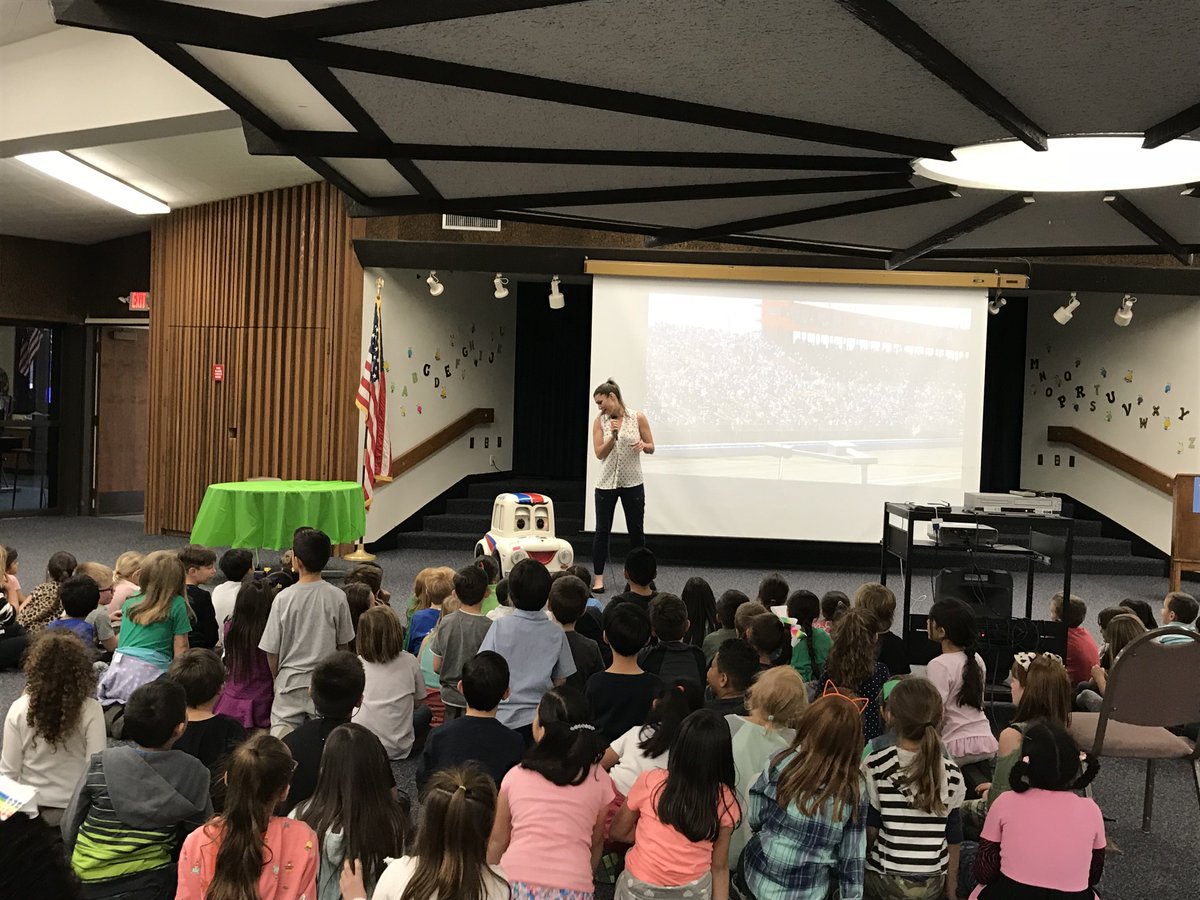 NextGenCA's tweet photo. Starting next week, Speedway Staff and Lefty from @LeftysKidsClub are visiting 19 elementary schools to kick-off #LeftysReadingChallenge 📚  #Education 

News Release: https://t.co/fb56cMrKNw https://t.co/soN2CE1tfi