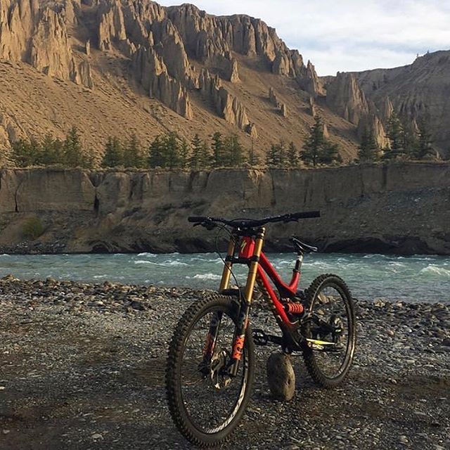 specialized_ca's tweet photo. "The demo 8 may act aggressive but she’s a loyal companion to those who befriend her." - @mattyhunter 📸

#iamspecialized #specializeddemo #demo8 #mtb #rideyourbike https://t.co/y4CuApwP1B https://t.co/XDf8opCPRT