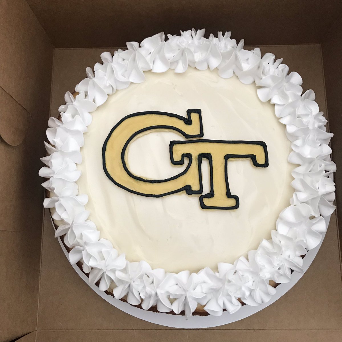MinisbyMaria's tweet photo. A pair of custom cheesecakes for a party tonight!🎉 #customcakes #cheesecake #cheesecakelovers🍰 #gtgrad #gatech #minisbymaria https://t.co/J43SQpwMod