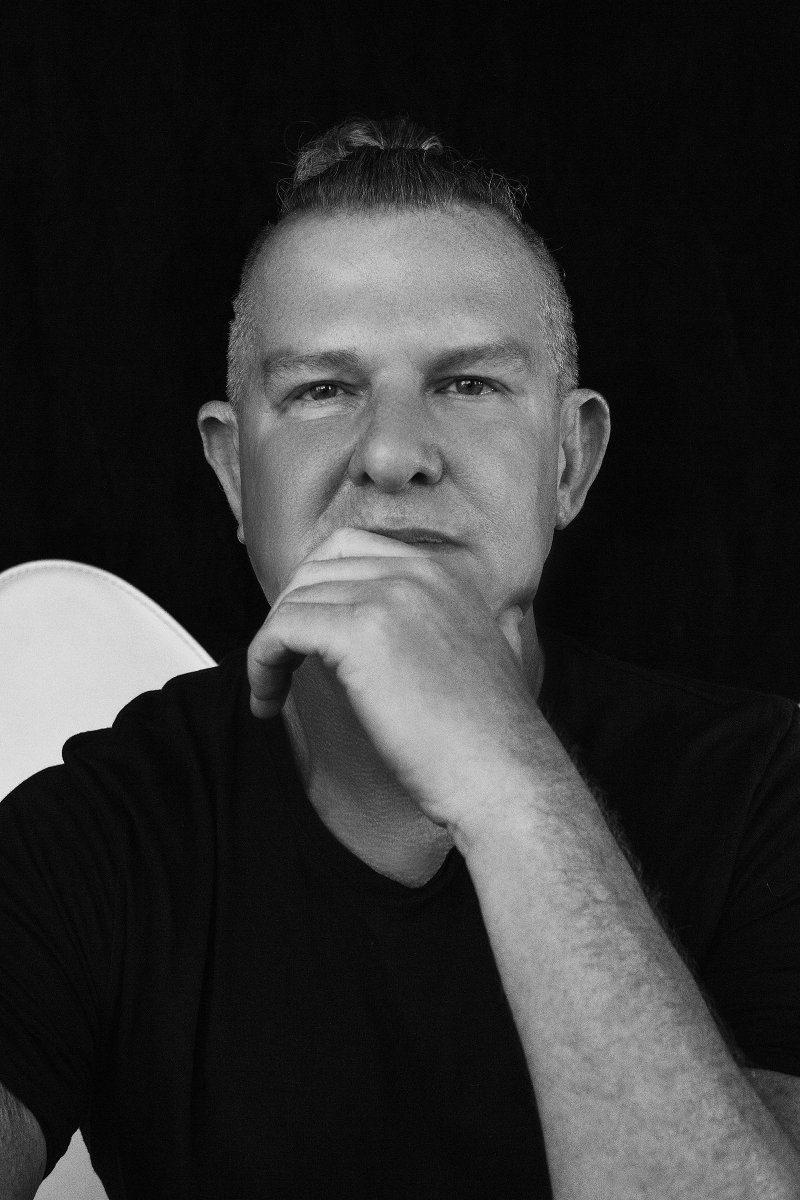 LawlorMedia's tweet image. #Interiors and futurist #designer #WarrenKay of #MDRN #IntelligentLiving, one of the top people to follow in 2019 @SocialLifeMag  bit.ly/2CQIhWC