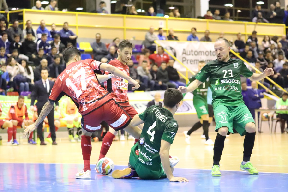 MalagaFS's tweet photo. 📝⚽ CRÓNICA | En el Argüelles nunca se bajan los brazos (2-6)
🔗 https://t.co/fN8rZh8Hf3
@besoccer_ES #CDUMAAntequera 💚
📸 @joaquin573
#GoUMA #LNFS #YaEstánAquí #UMAElPozo https://t.co/uUsT6qOWuZ