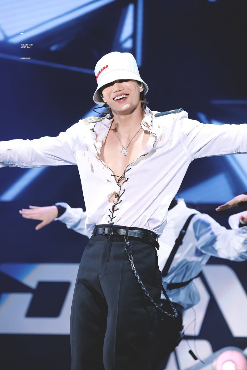 yxnzkdlin's tweet photo. He was glowing and was so happy than usual in 2018. May this year also brings him more happiness 💕 #HappinessWithKai https://t.co/uVzKgDS1aB
