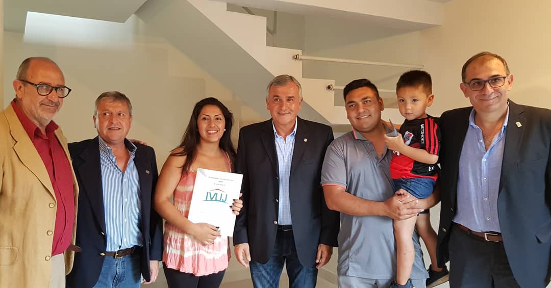 #Hoy | SE ENTREGARON 70 VIVIENDAS DE ADEP EN B° LOS PERALES
Pertenece a un programa habitacional realizado mediante convenio con ADEP en gestiones anteriores. Hoy se cumple el sueño de la Casa Propia.
#EntregamosMásViviendas! #HayGestión