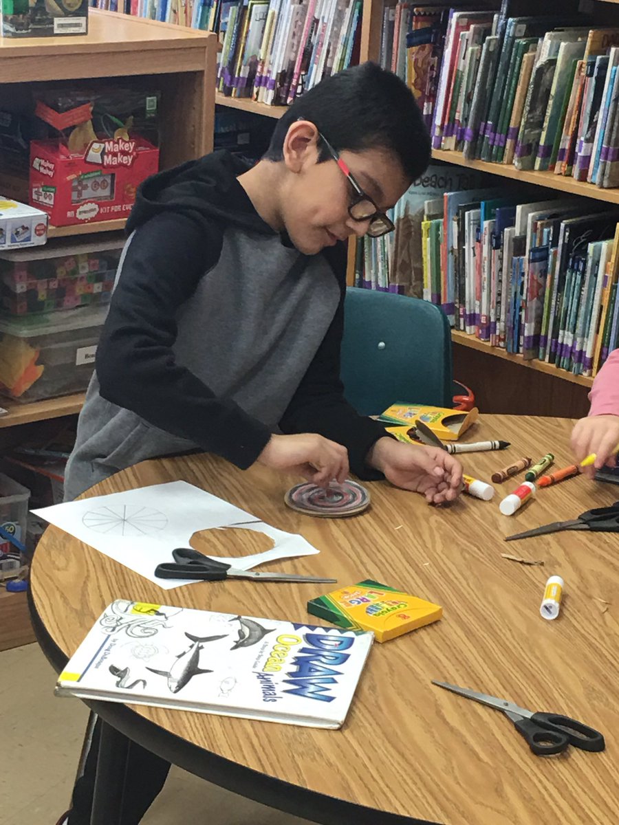 Read2UsGators's tweet image. Third grade scholars enjoy STEAM Friday as they engineer penny spinners! 🐊💜
#teamworkSTEAMwork
#funwithphysics