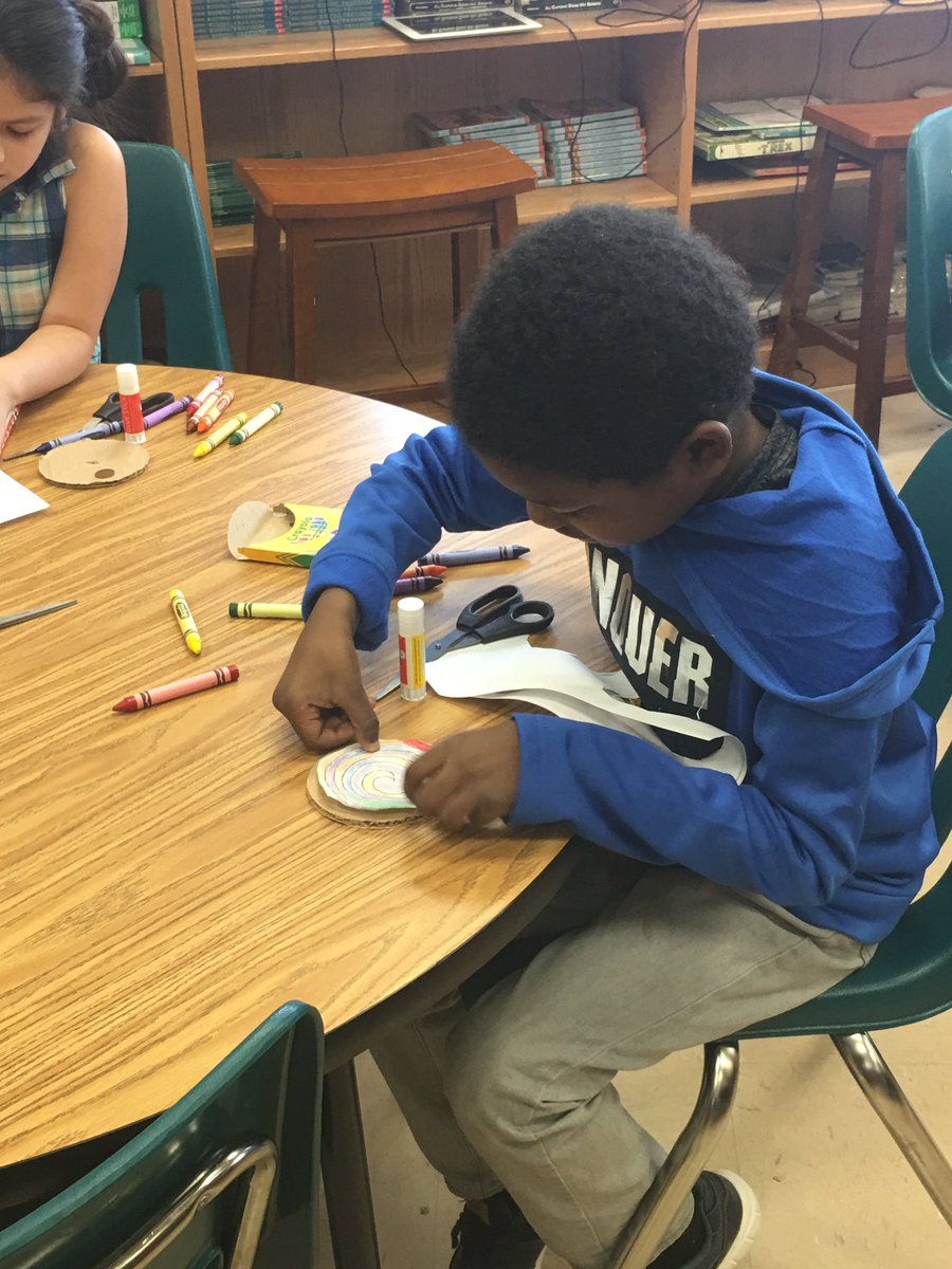Read2UsGators's tweet image. Third grade scholars enjoy STEAM Friday as they engineer penny spinners! 🐊💜
#teamworkSTEAMwork
#funwithphysics