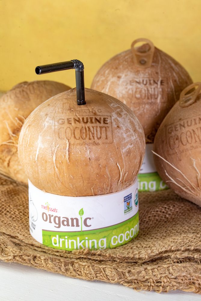 MelissasProduce's tweet photo. Start your weekend off with a refreshing and delicious organic #drinkingcoconut 🥥💚
More on coconuts: https://t.co/gw17dYapAL https://t.co/9stCmA1ETo