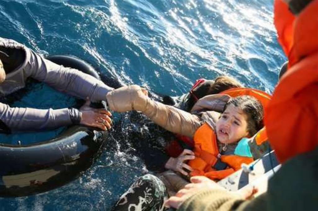 ferdi_uliano's tweet photo. Meglio vederli morti che naufraghi!?Siamo un paese più accogliente con i morti che con i sopravvissuti? Come è possibile che governi che si dicono democratici e civili rifiutino le richieste di aiuto delle navi #SeaWatch e #EyeWatch che hanno soccorso 49 migranti in mare. https://t.co/rtmwp10SoL