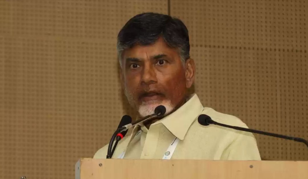 FattyMotu's tweet image. #POWERGAME  
IT'S ALL ABOUT POWER, FOR POWER 🤔

'If you try to mess with me, you will be finished':
1#ChandrababuNaidu

Chandrababu Naidu threatens BJP workers, after they attempted to block his convoy in Kakinada. "If you try to mess [with me], you'll be finished,"