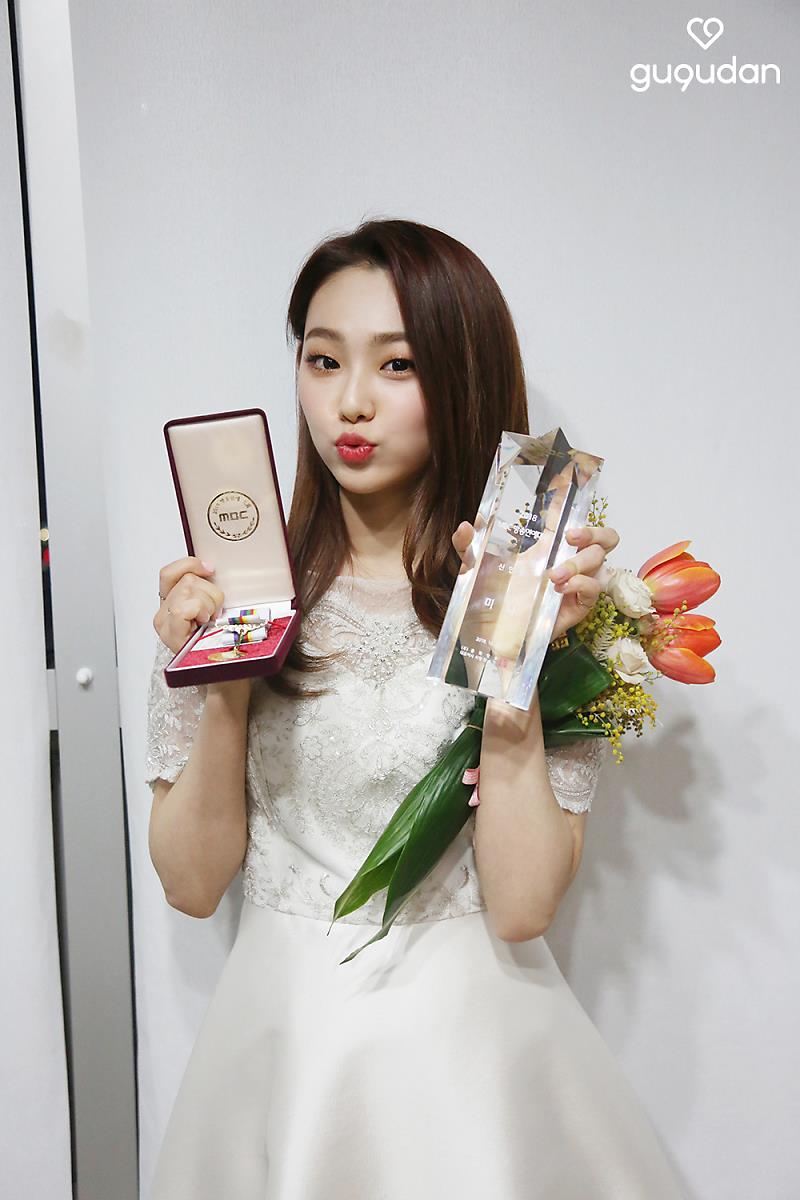 gu9udan's tweet photo. [NOTICE]
gugudan being flawless in the end of the year♥
(ft. gugudan rookie mc of the year🏆)

#gugudan #MBC_Music_Festival and #MINA ‘s #MBC_Entertainment_Awards rookie of the year behind the scenes📷 have been released on Jellyfish Post ggyu😄

▶ https://t.co/oKWN5pqPOb https://t.co/XRzK0nT0Rk