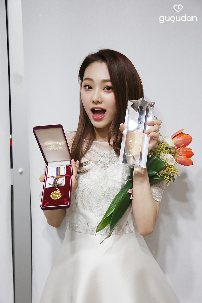 gu9udan's tweet photo. [NOTICE]
gugudan being flawless in the end of the year♥
(ft. gugudan rookie mc of the year🏆)

#gugudan #MBC_Music_Festival and #MINA ‘s #MBC_Entertainment_Awards rookie of the year behind the scenes📷 have been released on Jellyfish Post ggyu😄

▶ https://t.co/oKWN5pqPOb https://t.co/XRzK0nT0Rk