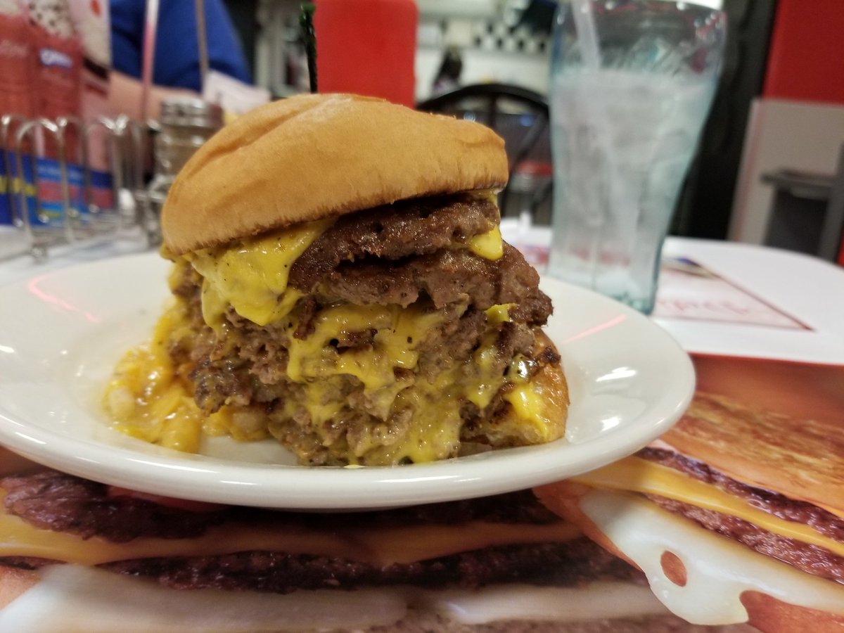 Hmmmmm.  'secret' menu item. 7layer cheeseburger.  @mrs_neco @allyneco1 @CollinWalsh_11 #MeatLife