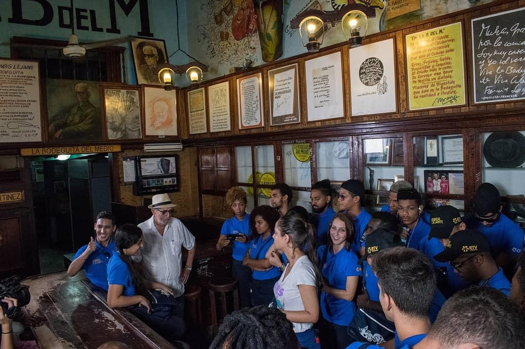 BandaGigante's tweet photo. Sitio donde la trova y el repertorio tradicional de la Isla cobran vida por cada rincón: #LaBodeguita; en esta oportunidad fue testigo excepcional del encuentro del periodista, escritor e investigador el Maestro Lino Betancourt con los chicos de #LaBandaGigante @manolito_ortega https://t.co/kMvrsiL6HD