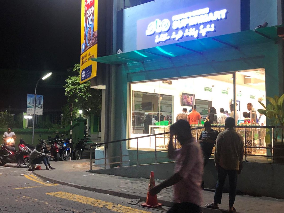 highriseissey's tweet photo. This young boy sits infront of STO Trade Center every night,he doesn’t walk behind everyone who passes, neither talks. Bt kps his hands up asking fr help?Can some institution look into the matter,as it seems he has some medical issue @Min_Gender @shidhatha @ameenex @AhmedMahloof https://t.co/utX4LITtNe