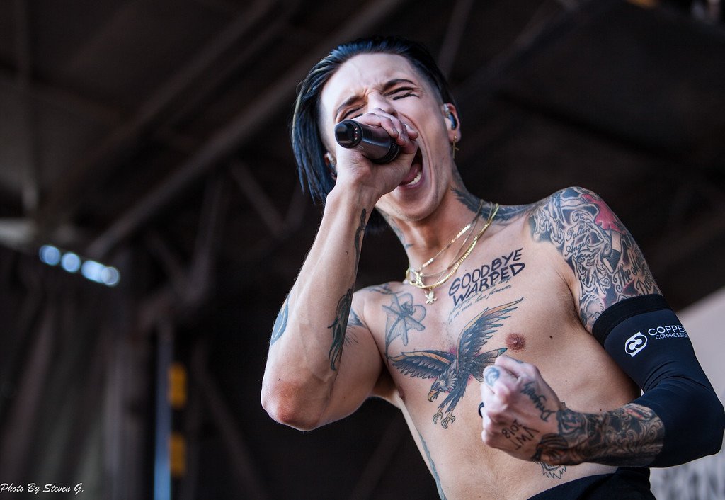 bvbfansworld's tweet photo. #Tb: Check out these AMAZING shots of @andyblack rocking the #JourneysLeftFootStage at @VansWarpedTour Denver, CO July 1, 2018! 
Photo credit: Steven G. Photos/@303_blessed via https://t.co/Stpas2WNoE #BlackVeilBrides #WarpedTour #AndyBiersack #BVBArmy #WarpedLooksBack 🎤💯🔥💀🆎 https://t.co/HmCHsYBRnl
