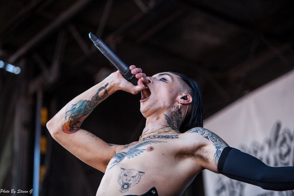 bvbfansworld's tweet photo. #Tb: Check out these AMAZING shots of @andyblack rocking the #JourneysLeftFootStage at @VansWarpedTour Denver, CO July 1, 2018! 
Photo credit: Steven G. Photos/@303_blessed via https://t.co/Stpas2WNoE #BlackVeilBrides #WarpedTour #AndyBiersack #BVBArmy #WarpedLooksBack 🎤💯🔥💀🆎 https://t.co/HmCHsYBRnl