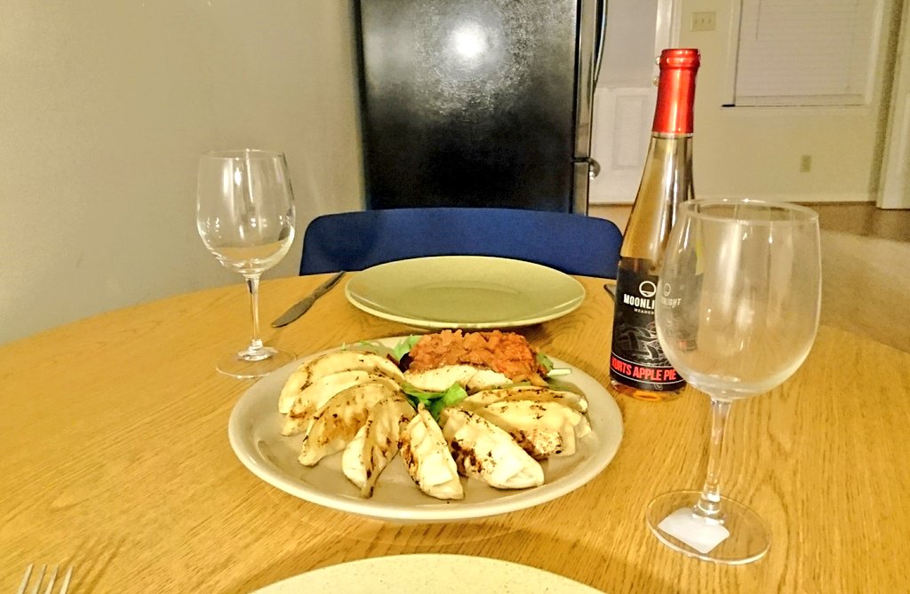 kofukitty's tweet photo. Merry Christmas everyone ~ <3 @aggretsuko
#TotallyDinnerForTwo
#CheapFish
#CheapWineGlasses
#AggretsukoStyle
#GIMMEALLTHELIKESNOW
#WhereIsMyHaida
#Sad https://t.co/Hq1mYI6Bid