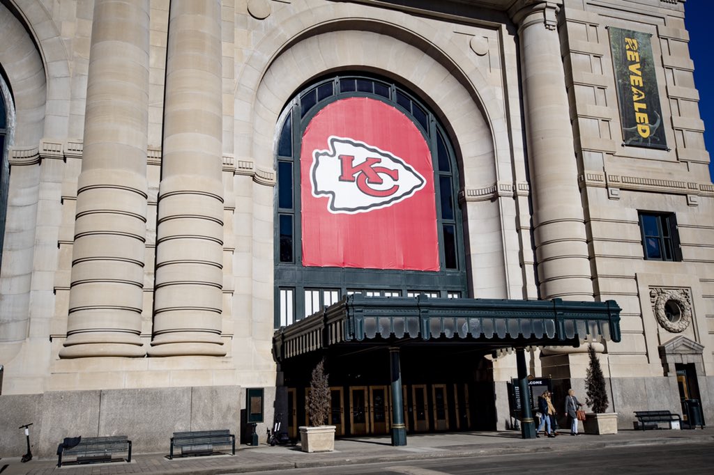 Chiefs's tweet photo. Painting the Kingdom red. #LetsRoll https://t.co/UNUYM8SQDC