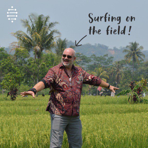 A behind the scenes snapshot of #NowGoBuild with <a href="/Werner/">Werner Vogels</a> being silly on the field! 🏄🌾 Watch the full episode here: bit.ly/2zvee4K #WeAreHARA #HARAToken