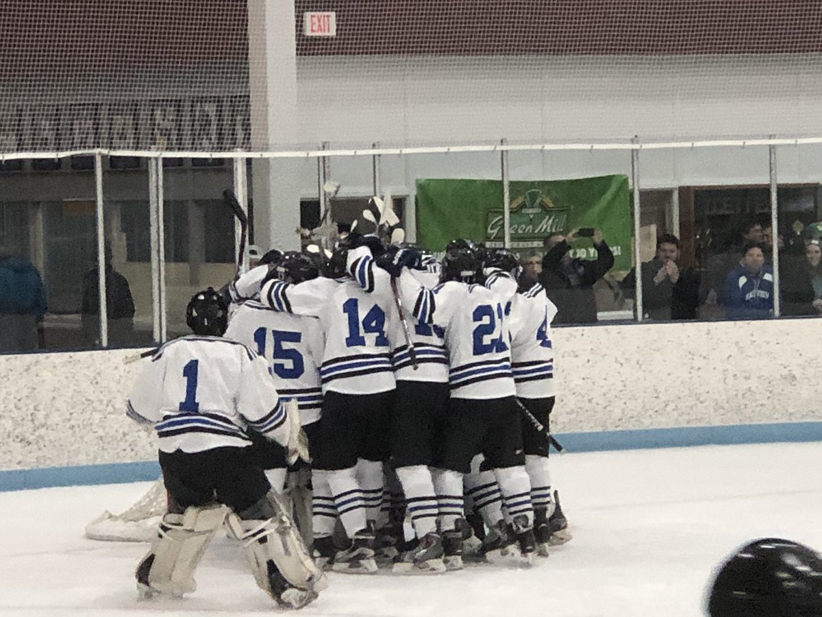 EVHSAthletics's tweet image. After getting beat 7-0 by the same team not even a month ago, @EVBoysHSHOCKEY with an incredible effort defeats Eagan 2-1! Bennett Weestrand was a star in the nets all night long! Lightning will host Lakeville South on Tuesday at AVSA.