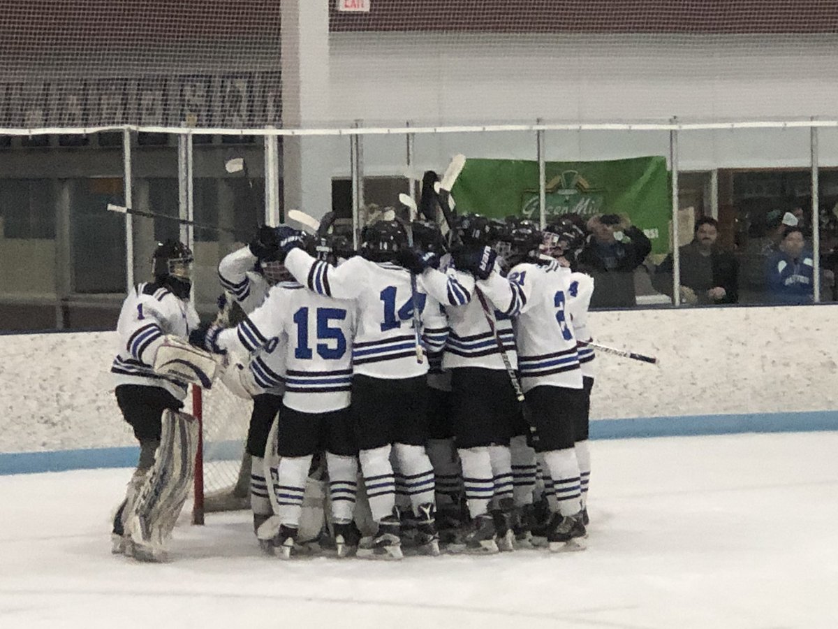 EVHSAthletics's tweet image. After getting beat 7-0 by the same team not even a month ago, @EVBoysHSHOCKEY with an incredible effort defeats Eagan 2-1! Bennett Weestrand was a star in the nets all night long! Lightning will host Lakeville South on Tuesday at AVSA.