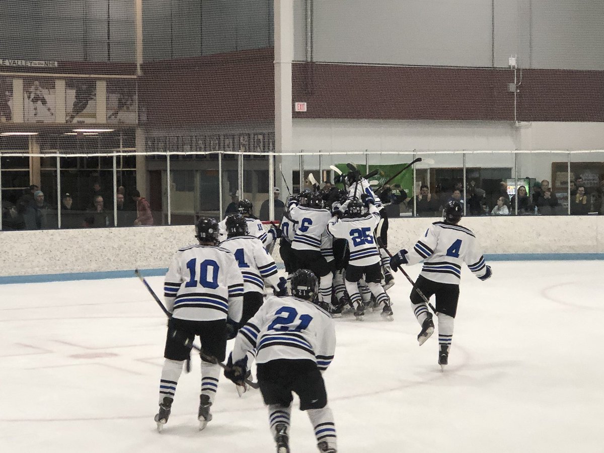 EVHSAthletics's tweet image. After getting beat 7-0 by the same team not even a month ago, @EVBoysHSHOCKEY with an incredible effort defeats Eagan 2-1! Bennett Weestrand was a star in the nets all night long! Lightning will host Lakeville South on Tuesday at AVSA.