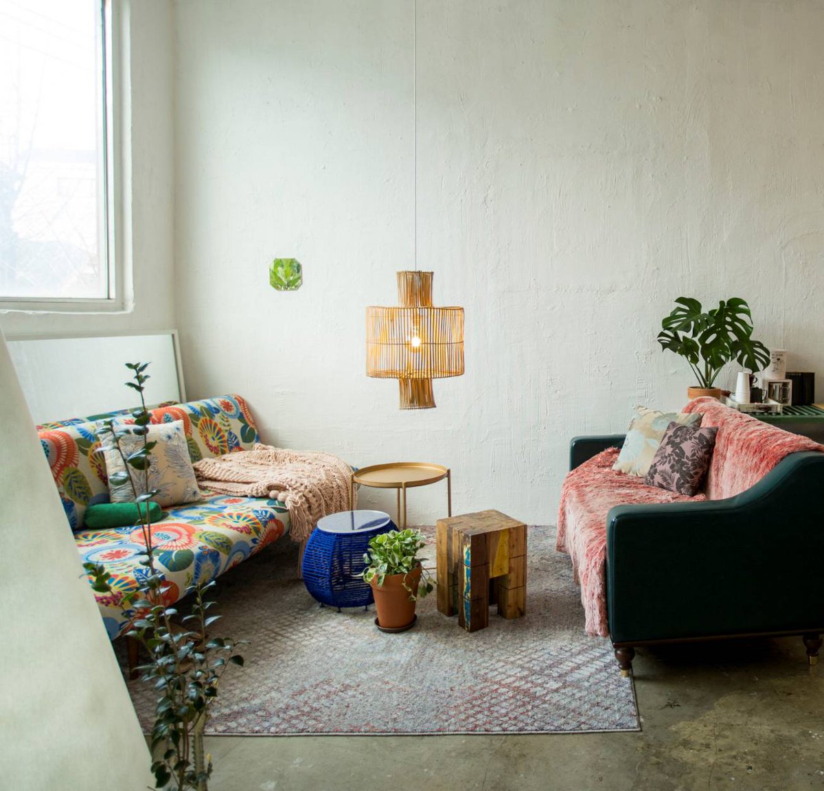 비공식살롱은 오늘 2시에서 7시까지 문을 열어둡니다. 편하게 구경오시면 됩니다. 따뜻한 커피도 내려드려요. 주소는 프로필 참조.