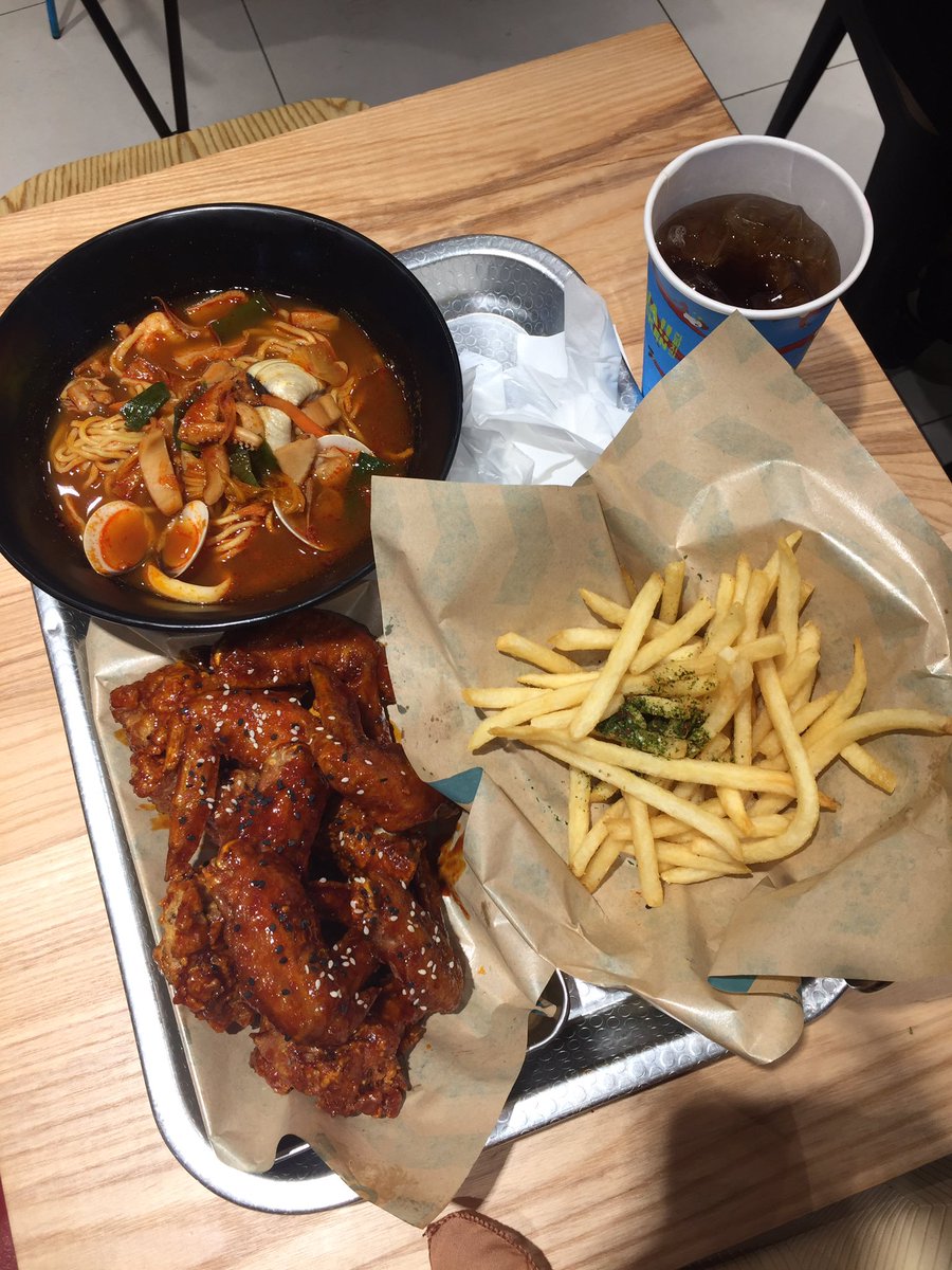 amiifarahhh's tweet image. Soooo pedassss the cikin. Was so sombong to have ordered satu je ayor regular size lepehtu dua2 teroyok time makan hahaha 😂😂😂😂 my suka pedas tounge was shooked semalam. Bibir sampai sexy mexy lol. The jjampong was sedap too! 🔥🔥😋😋 #cannotfinish #boughtlargesizejuice