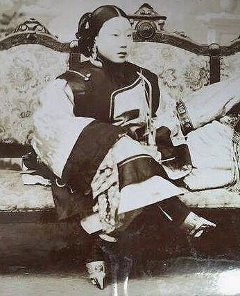 CFootbinding's tweet photo. 這是貨真價實的三寸金蓮！
愛蓮照片上那小腳美女，穿的是東北式弓鞋，我照的那雙只有十一公分鞋長，其他幾雙也差不多都在十一公分附近，照片上的弓鞋，顯然比這些鞋還小，當然腳還得比鞋長更短些。 https://t.co/Hjh9kMCAqX