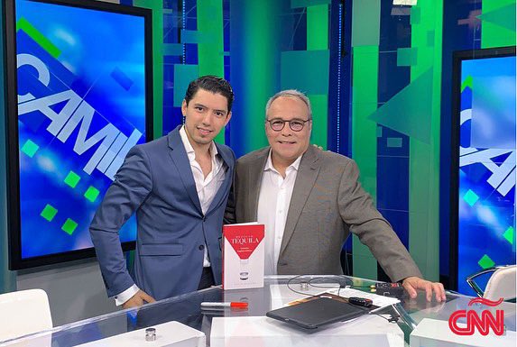 PacoPalaniR's tweet image. CNN en Español //  @CNNEE 
Uno de los momentos más importantes en mi trayectoria profesional, compartir con el gran Camilo Egaña nuestra más reciente publicación del libro Defecto Tequila.