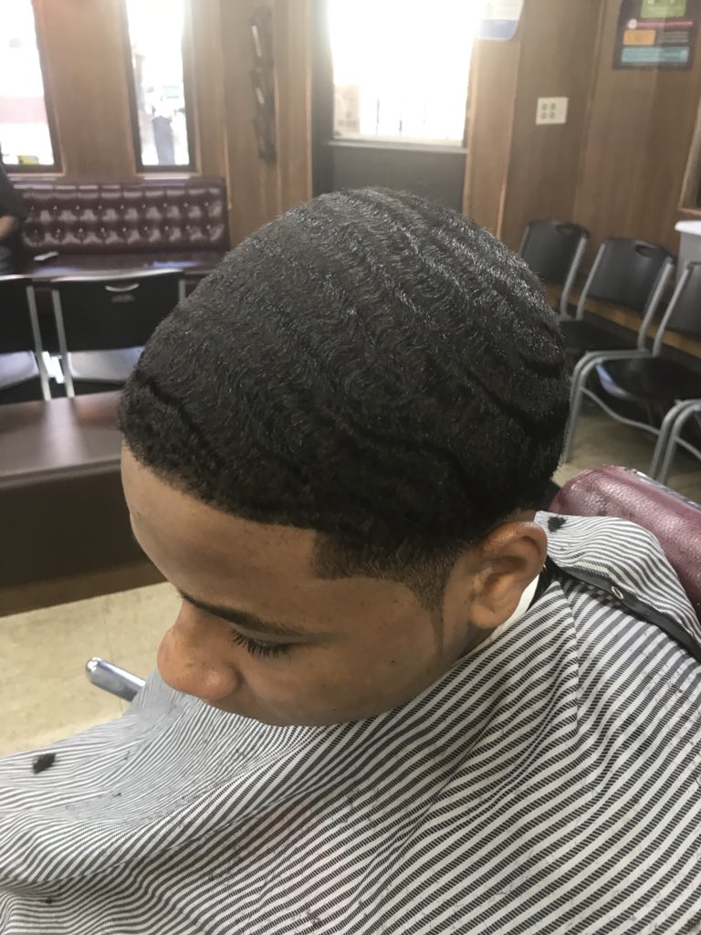 MrRandommann24's tweet image. Come to Norris barbershop on 183 Barbour st Hartford ct I’m telling you I got you lol #waves #shapeup #wavecut #fresh #haircut #barber #Hartford #ct