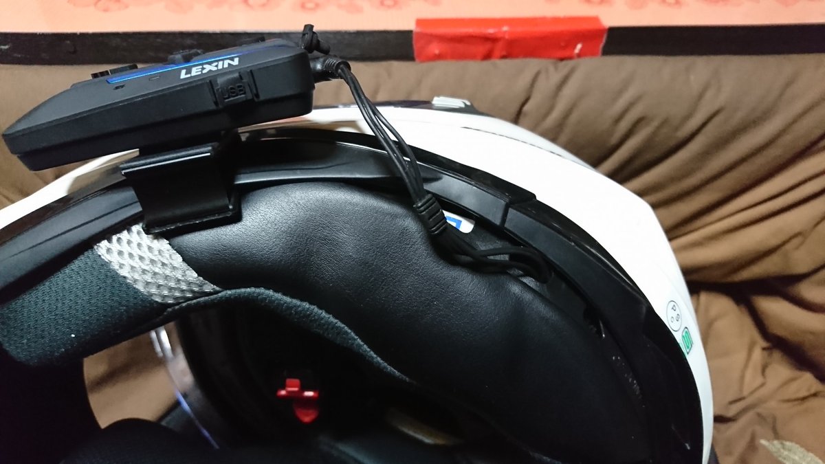 akai_firefox's tweet image. インカム付けてみました。
スマホ間の通話は良好ですね。
今回付けたのはLEXINというメーカーのLX-B4FM。Amazonでお値段8,000円程。
OGKのKamui-Ⅱに仕込みました、配線はインナーサイドからニョキっと。操作性も悪くない感じです。
#インカム #ツーキング仕様 #Kamui2