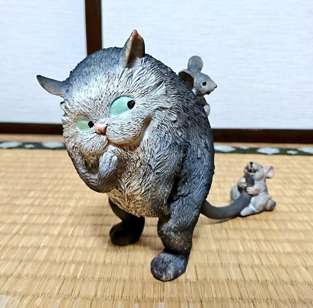 みー 軽井沢のお土産やさんで見つけた猫の置物 なんだかよくわからないけど物凄いかわいい かわいい と騒いでいたら見かねた夫が買ってくれた 嬉しい みー 軽井沢のお土産やさんで見つけた猫の置物 なんだかよくわからないけど物凄いかわいい かわいい と騒いでいたら見かねた夫が買ってくれた 嬉しい