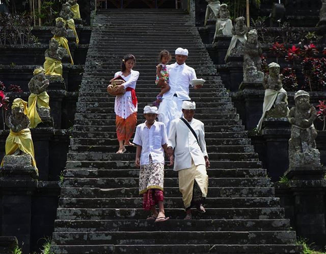 Worshippers walking down from the Besakih Mother Temple in Bali.

#besakihtemple #purabesakih #mothertemple #bali #baliindonesia #hindutemple #hinduism #hindufestival #indonesia #letsguide bit.ly/2TsVslN