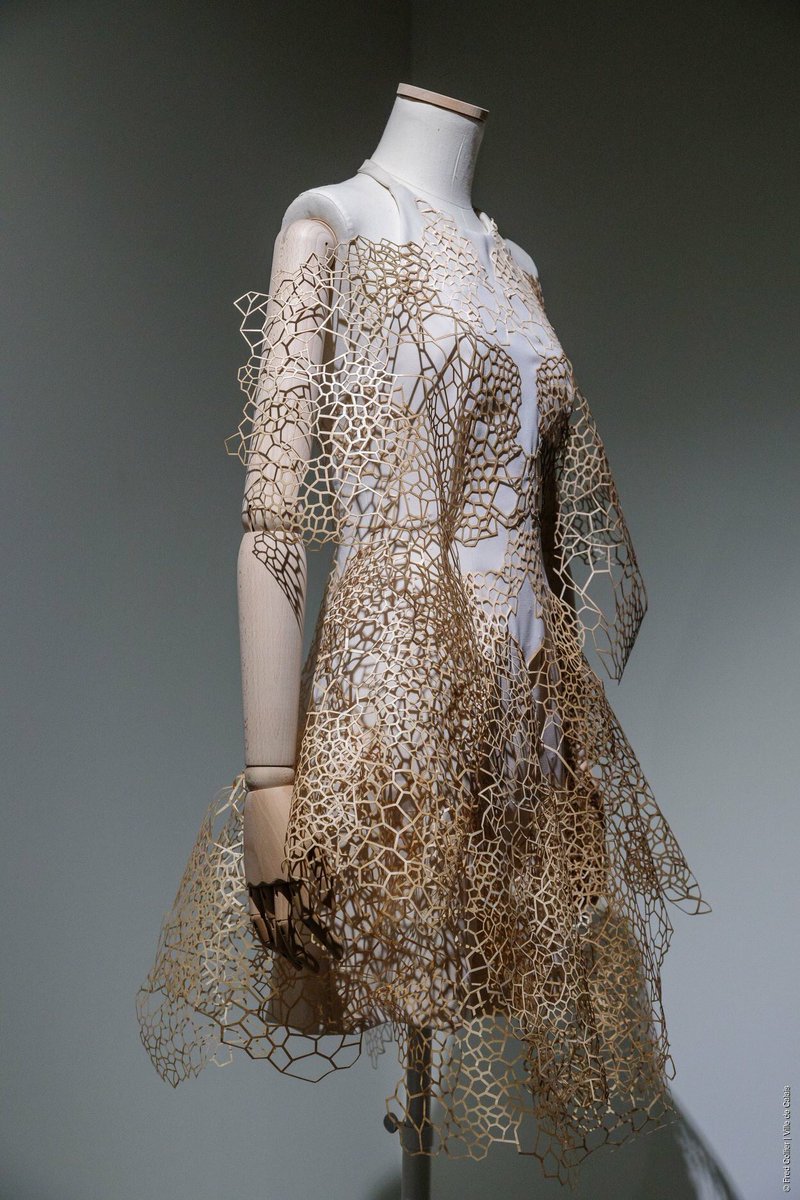 pointsensible's tweet image. Expo #HauteDentelle a la Cité de la Dentelle de #Calais : fermeture J-1. Focus sur la créatrice néerlandaise #IrisVanHerpen et son incroyable robe en #dentelle de bois tridimensionnelle découpée au laser !