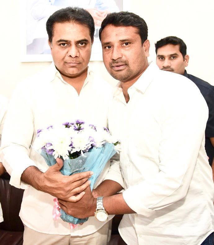 AnuguRavinderR5's tweet photo. Met Anna @KTRTRS &amp; requested to recruit all the vacancies ... https://t.co/tDBEALfqO3