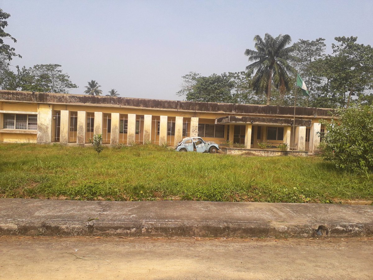 When we arrived at Lugard’s residence which is situate along Marina road in Ikpa Ibekwe village, we observed how deserted the whole place was. There was no sign of life. Lord Lugard’s 107-years old brick house sits in an open compound surrounded by trees and bushes.