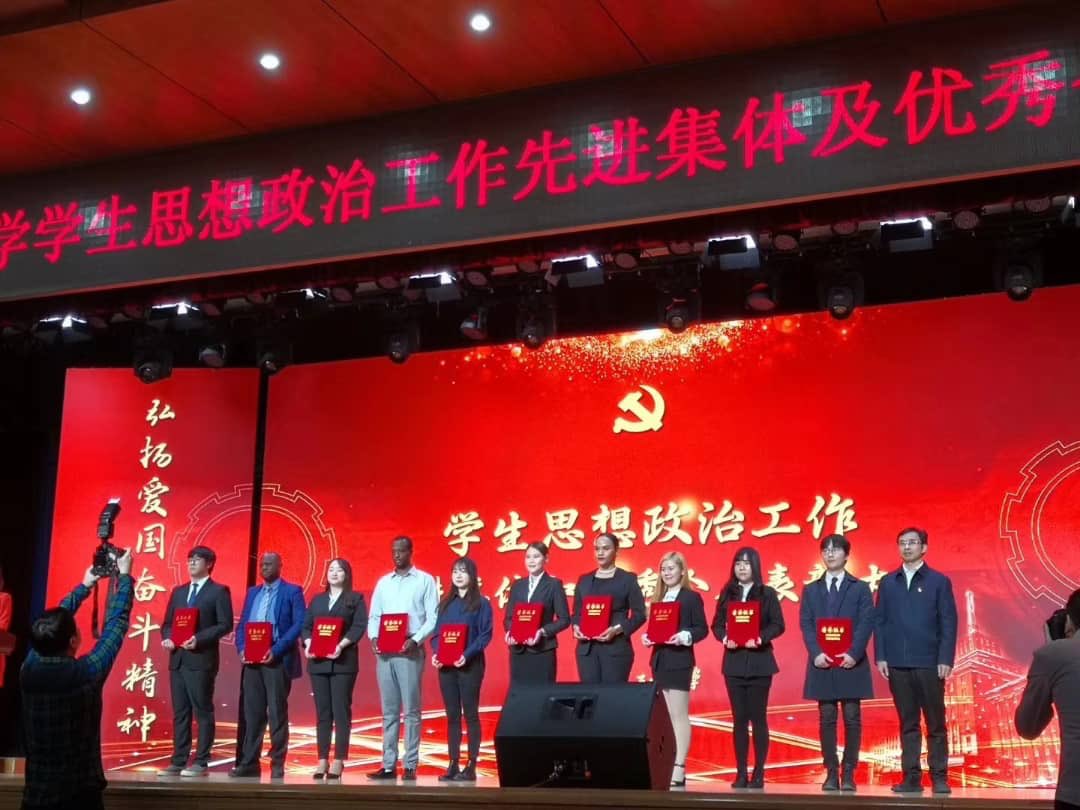 CloudsMediaLive's tweet photo. MTANZANIA AWEKA REKODI CHINA...! 
Mtanzania Victoria Mwanziva, amepata tuzo maalumu na utambuzi maalumu kama Mwanafunzi bora katika chuo kikuu cha Harbin Institute of Technology, Mjini Harbin, China ambapo anasoma Shahada ya uzamili yaani Masters in Public Administration. https://t.co/5ll0Jas1Nt