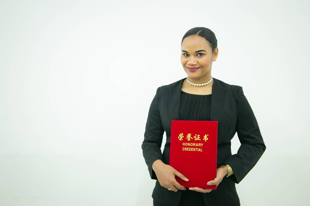 CloudsMediaLive's tweet photo. MTANZANIA AWEKA REKODI CHINA...! 
Mtanzania Victoria Mwanziva, amepata tuzo maalumu na utambuzi maalumu kama Mwanafunzi bora katika chuo kikuu cha Harbin Institute of Technology, Mjini Harbin, China ambapo anasoma Shahada ya uzamili yaani Masters in Public Administration. https://t.co/5ll0Jas1Nt