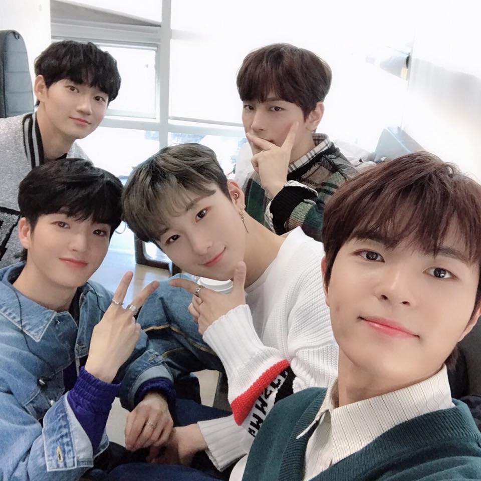 W24_Mexico's tweet photo. [W24]
Los chicos presentaron SOSIME en MusicCore!

Link para ver la presentación aquí:
https://t.co/hpEC6HqHML …

#W24 #world24hours #더블유투웬티포 #MBC #쇼음악중심 #MusicCore #소심해 #SOSIME #live https://t.co/bnMYNCY8ch