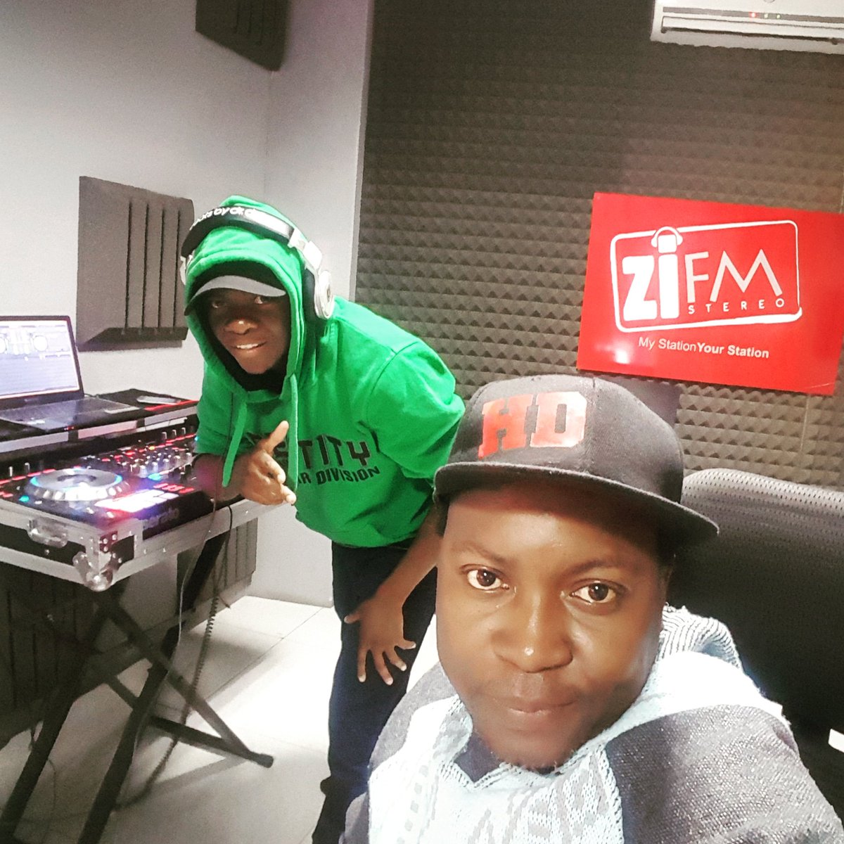 #WeekendBreakfast on <a href="/ZiFMStereo/">ZiFM Stereo</a> with @dj_joe_zim #TuneInAndTurnUp #ZiInHDAndHDOnZi
