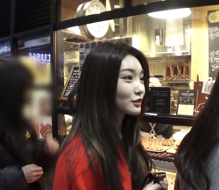 i promise you i’d buy chungha the ENTIRE store if we ever went shopping