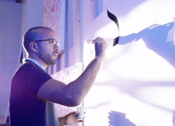 يسافر إل سيد في رحلة لتخطّي اللغة والذهاب لما وراء معانيها العميقة مع كل ضربة ريشة جديدة. #عبّر_عن_نفسك #كاليجرافيتي #خط_دبي    
el Seed is on a journey to transcend language one brush stroke at a time #ExpressYou #Calligraffiti #DubaiFont <a href="/elseed/">eL Seed</a>