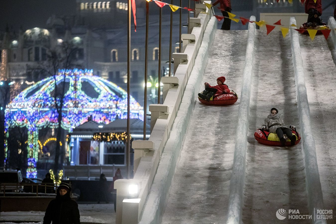 Ледяная горка на площади революции Москва