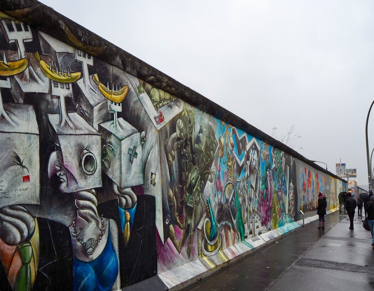声優 古川登志夫 青二プロダクション イーストサイドギャラリー ベルリンの壁崩壊後 世界各国の芸術家達が作品を描いたという壁 1 3km が残されている ホーネッカーとブレジネフ の 兄弟のキス が有名だそうです