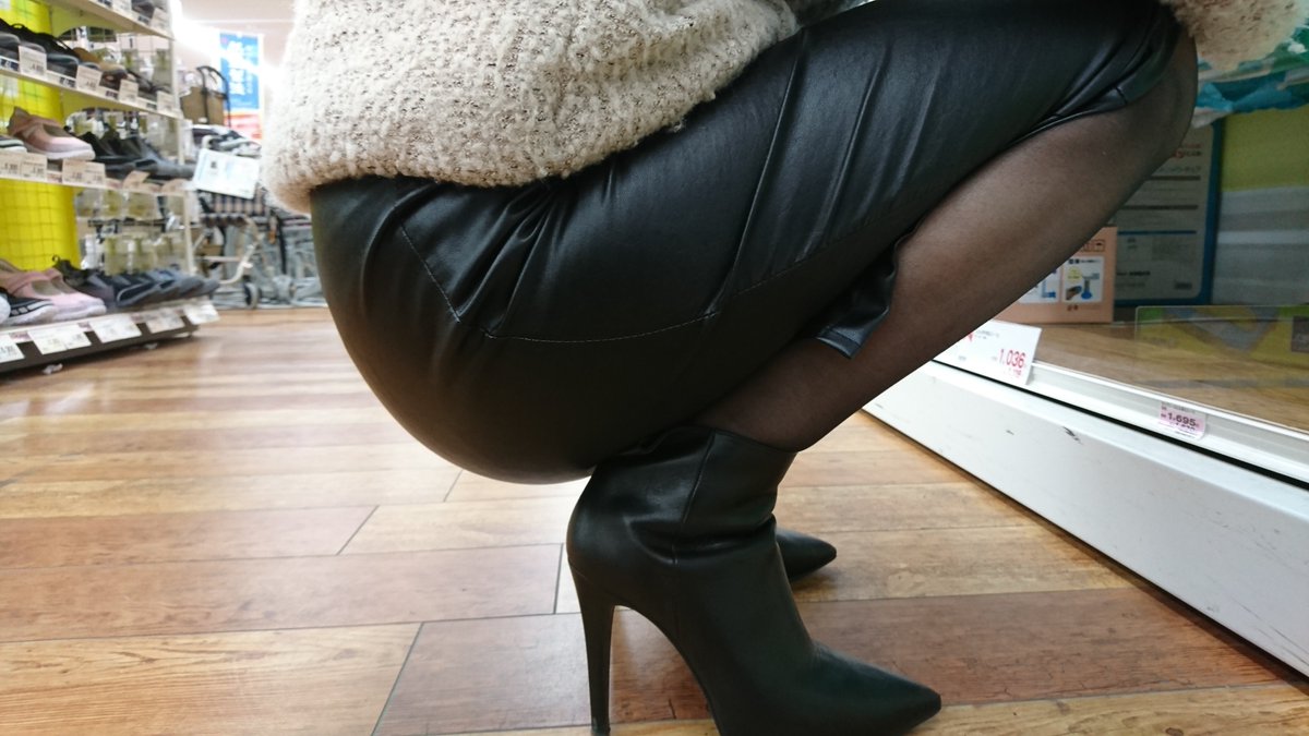 Kyu Leather Twitter वर Lewatherskirt レザースカート 熟女 買い物 ショートブーツ パンスト スリット