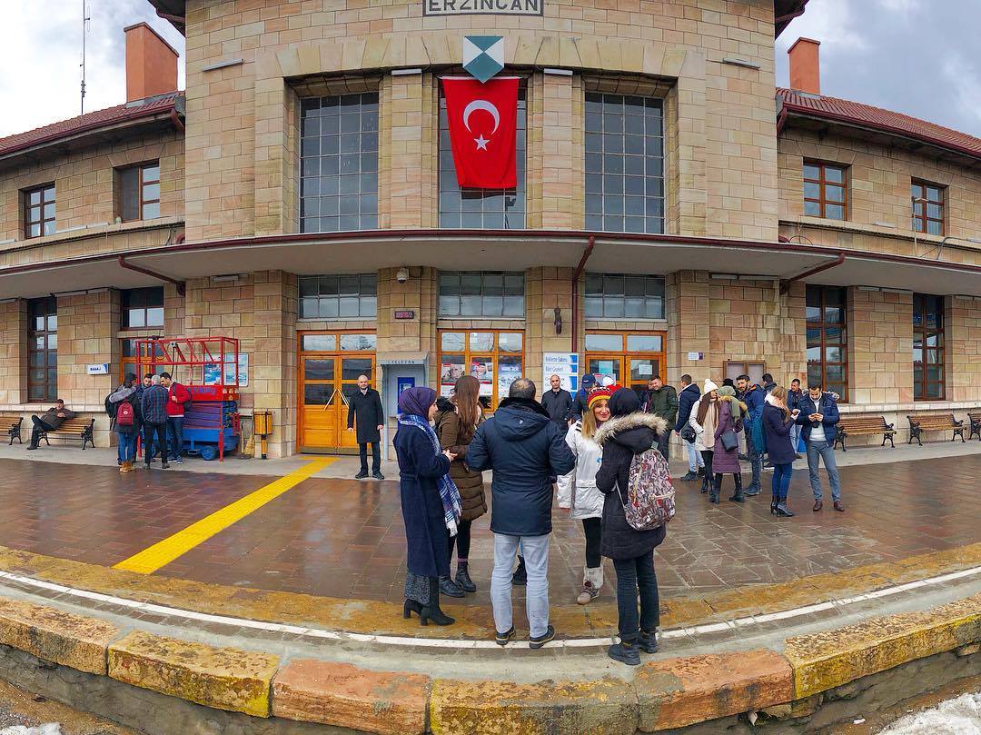 ciftcideneve's tweet photo. ÇiftçidenEve olarak Erzincan ve Kars ayaklarından oluşan HUG18 Hedef Takip Toplantısı Programı’nın ilk iki gününü tamamladık. Önümüzde 7 saatlik Doğu Ekspresi yolculuğu ve heyecanlı 3 gün daha var.

#ulukayagirişimi #hug18 https://t.co/b1iRbdFznk
