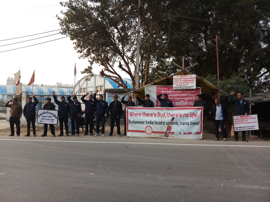VinodKu53809065's tweet photo. Simple and Clear... Budweiser India workers demand justice at AB InBev Sonepat plant. 

#savethebudweiserworkers #321days #ABInBev #india #Sonepat https://t.co/DT5lsSX8zY